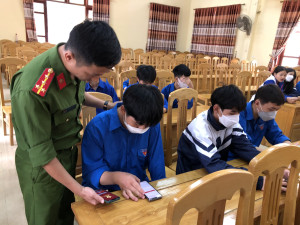 Đoàn thanh niên, công an, BCH quân sự xã Nghi Quang tổ chức sinh hoạt chuyên đề tuyên truyền Luật nghĩa vụ quân sự và hỗ trợ cài đặt định danh điện tử VNied