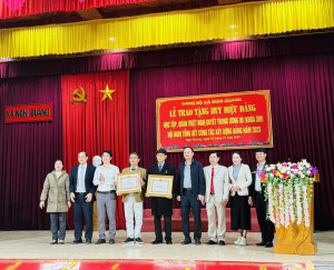 Đảng ủy xã Nghi Quang tổ chức Lễ trao tặng Huy hiệu Đảng đợt 7/11, đồng thời quán triệt, triển khai thực hiện Nghị quyết Trung ương 08 (khóa XIII) và tổng kết công tác xây dựng Đảng năm 2023